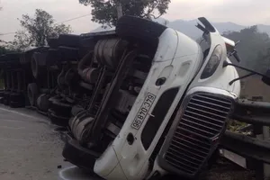 CSGT nhắc nhở trước khi đổ đèo, xe vẫn lật