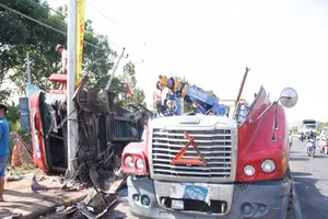  Ôm cua, container đâm vào cột điện 