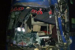 Xe mất thắng khi đổ đèo Lò Xo, 30 người hoảng vía