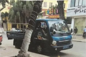 CSGT Đà Nẵng tiếp tục xử xe biển xanh đỗ sai chỗ