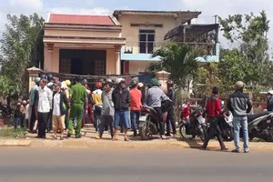 Người vợ trẻ nằm trên chết nền nhà đầy vết máu