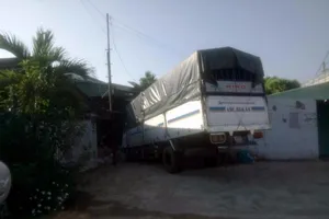 Xe tải phá nát dải phân cách, tông sập tiệm tạp hóa