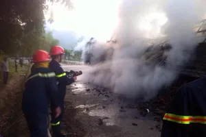 Xe tải cháy trên đèo Violắc 