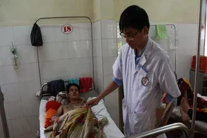 2 tài xế ngồi chung bàn, 1 người bị đâm thấu phổi