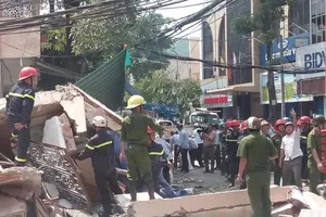 Nhà 3 tầng bất ngờ đổ sập, nghi nhiều người bị vùi lấp