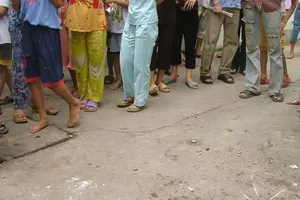 1 nam sinh lớp 9 bị côn đồ đánh nhập viện