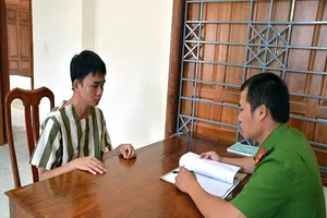 Lừa chạy án cho bạn tù