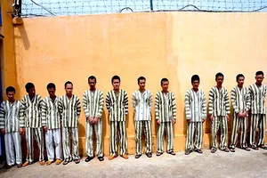 Đã bắt hết 18 lâm tặc cưa 2 cây gỗ hương