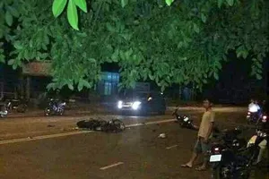 Tông xe máy ngã ra đường, 2 người bị xe tải cán tử vong