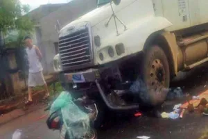 Xe máy dính chặt vào đầu container, 1 người tử nạn