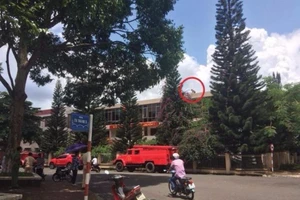 Lấy mẫu giám định thanh niên nhảy lầu ở trụ sở công an