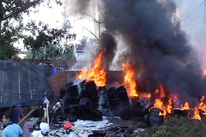 2 cơ sở lốp xe ô tô bốc cháy