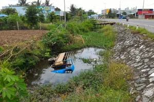 Xe lam phi thẳng xuống mương nước