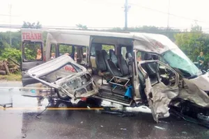 2 xe khách tông nhau trên quốc lộ, 14 người thương vong