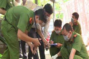 Hoảng kinh phát hiện vợ bị cứa cổ giữa đêm 