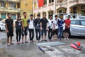 Nhóm côn đồ mang dao, kiếm đi trả thù cho 'ông anh' 