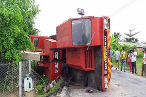 Xe cẩu ngã nhào, đập nát nhà dân