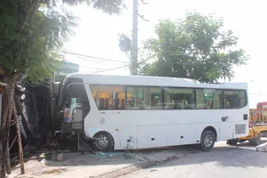 Xe khách 45 chỗ húc dải phân cách, lao vào nhà dân
