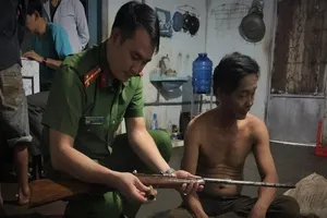 Trữ cả 'kho' súng, viên đạn trong nhà