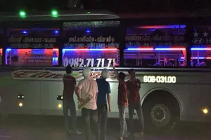 Khởi tố nhóm học sinh dùng ná cao su bắn vỡ kính xe 