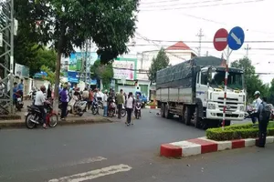 Xe tải phóng nhanh khi vào cua, kéo lê 1 phụ nữ