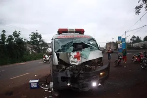 Xe máy cuộn cục sau cú tông trực diện vào ô tô cấp cứu