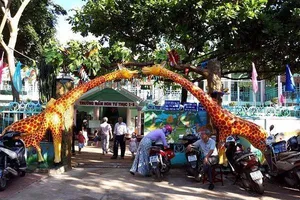 Hơn 20 người đập phá, ném mắm tôm vào trường mầm non 