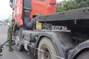 Bị xe đầu kéo cán, 1 phụ nữ tử vong 