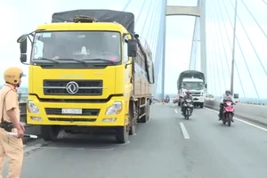 Tài xế dừng xe giữa cầu Mỹ Thuận nhảy sông tự tử