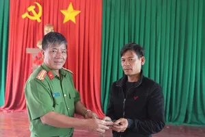 Nhặt hơn 17 triệu đồng, CSCĐ trả lại cho người dân