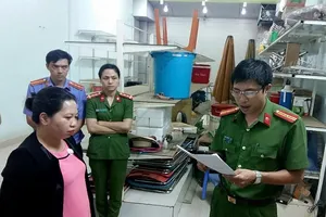 Người đàn bà dùng bìa đỏ đi lừa đảo bị bắt