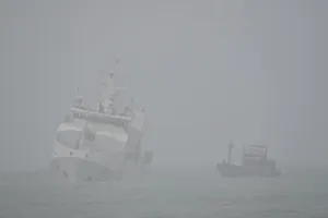 Vượt sóng to, lai dắt tàu cá ngư dân bị nạn về bờ