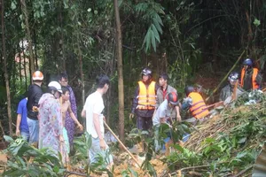 Hàng trăm người đào bới tìm 3 nạn nhân bị núi vùi