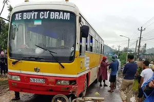 Cha chở con đi học bị xe buýt tông tử vong