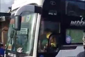 Xin vượt xe không được, 2 tài xế lao vào đánh nhau