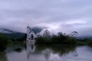 Nước lên nhanh, rốn lũ Nông Sơn vẫn đang bị cô lập