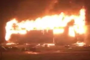 Hàng chục người thoát khỏi xe khách bốc cháy