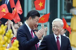 TBT Nguyễn Phú Trọng cùng ông Tập Cận Bình đi dạo