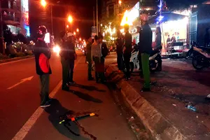 Con trai 5 tuổi chết thảm sau cú đâm oan nghiệt của cha