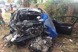 Ô tô lấn làn tông xe tải, 5 người thương vong