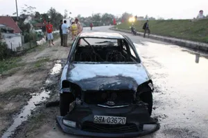 Nghi rơm dính gầm xe, ô tô bốc cháy trơ khung