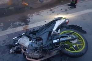 Xe máy gãy đôi sau cú tông trực diện vào ô tô tải