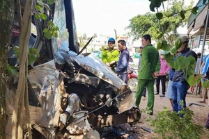 Né xe đạp điện, xe khách gây tai nạn liên hoàn