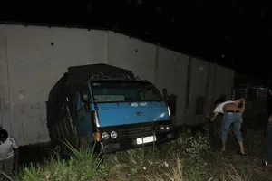 Xe chở gỗ tông nhà dân, 2 người may mắn thoát nạn