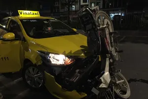 Xe máy đối đầu taxi, 1 thanh niên bị thương nặng