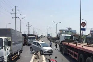 Xe đầu kéo húc ô tô con văng vào dải phân cách