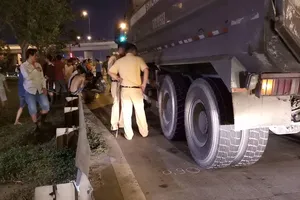 Xe ben cuốn xe máy vào gầm, 2 người thương vong 