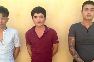 3 thanh niên xăm trổ đòi tiền bảo kê người mua dưa