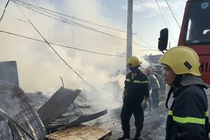 Khu lán trại tạm ở quận 9 bị thiêu rụi 