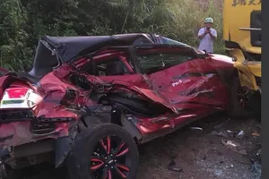 Ô tô biến dạng sau cú tông của xe tải, 4 người thương vong